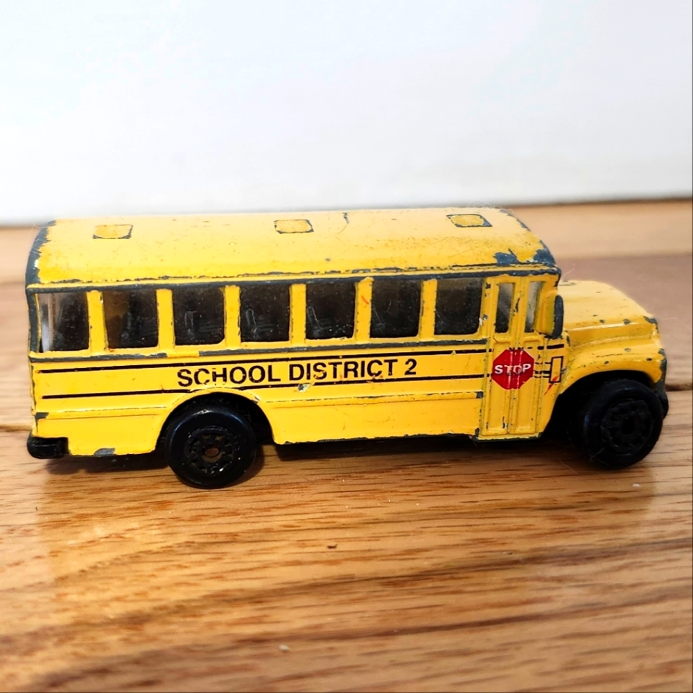 Maisto Diecast 1/64 Scale Yellow School Bus District 2 Toy
